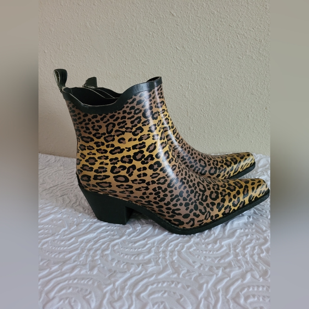Corkys Sz 7 Leopard print boots